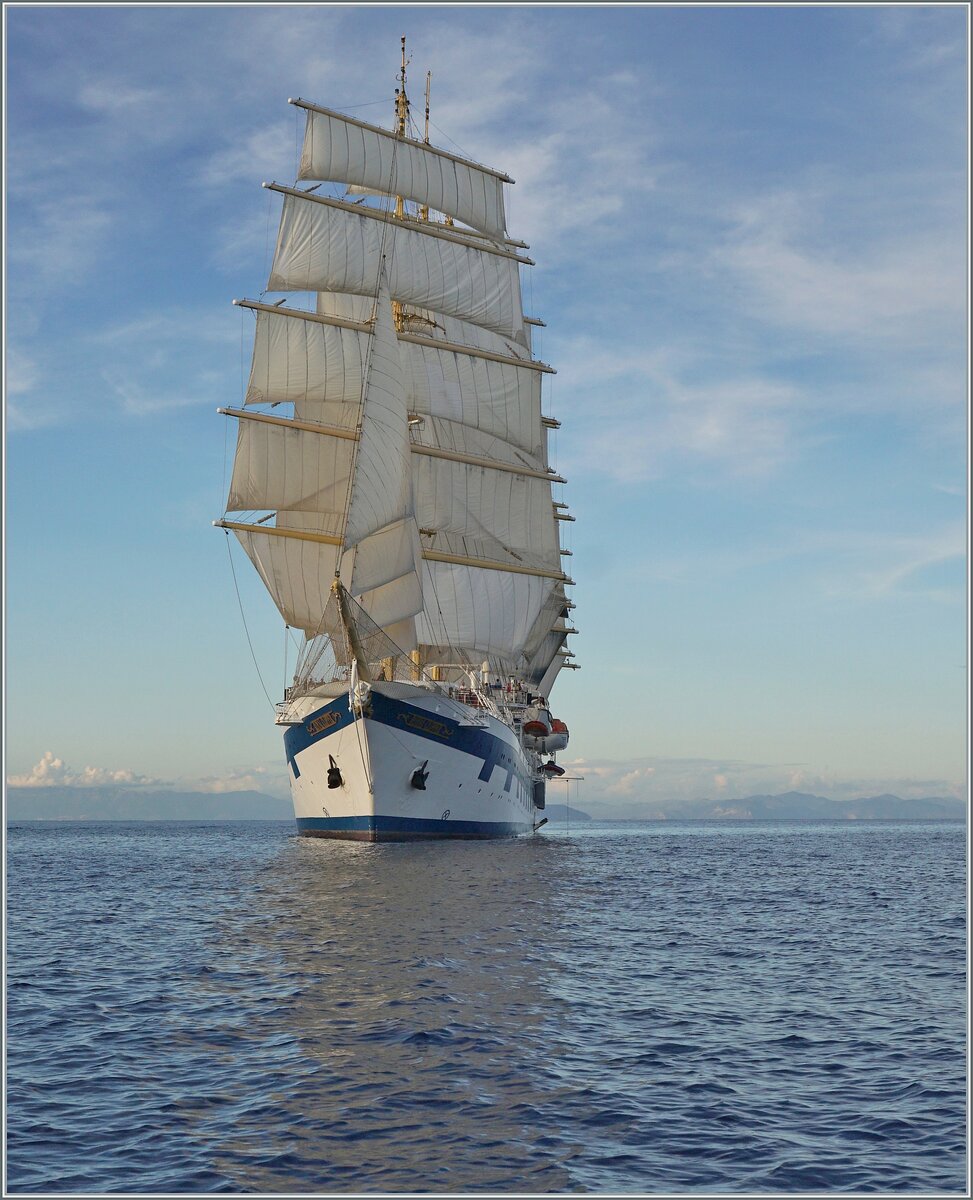 Von einem Schiff aus hatte ich die einmalige Gelegenheit dieses wunderschöne Fünf-Mast-Segelschiff mit Voll-Segel zu fotografgieren: der ROYAL CLIPPER ist bei in der Nähe von Palmarola auf der Fahrt nach Civitavecchia. Die Bauarbeiten für dieses eindrückliche Segelschiff wurde 1990 der Danziger Werft aufgenommen, doch die infolge finanzieller Schwierigkeit nach dem Bau des Rumpfes eingestellt.  Star Clippers  übernahm dem Rumpf und liess nach dem Vorbild des Segelschiffes  Preussen  (1901-1910) in der Werft Merwede Shipyard das Schiff um- und fertig bauen. Das Schiff trägt die IMO-Nr. 8712178, bietet Platz für 220 Passagiere und hat eine Besatzung von 100 Personen. Seit 2000 wird der fünf-Master von Star Clippers (Monaco) eingesetzt und fährt unter der Flagge von Malta. Die IMO Nummer des Royal Clippers lautet: 8712178.

26. September 2025