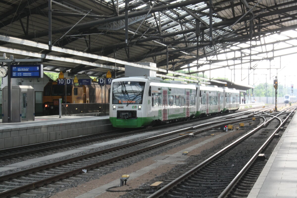 VT 310 und 2 weitere Triebwagen der Erfurter Bahn im Bahnhof Erfurt Hbf am 7.6.21