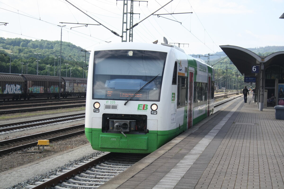 VT 335 der ErfurterBahn verlsst den Bahnhof Saalfeld (Saale) in Richtung Leipzig Hbf am 1.6.22