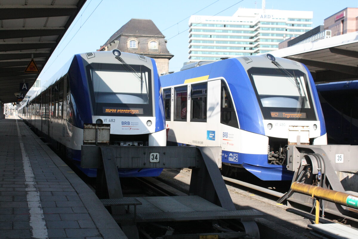 VT 482 und VT 490 der BRB im Bahnhof Mnchen Hbf am 24.3.21