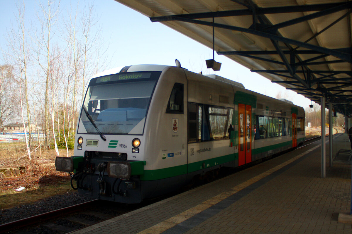 VT 566 der Vogtlandbahn als RB1 mit ziel Sokolov im Bahnhof Falkenstein (Vogtl) am 30.3.2