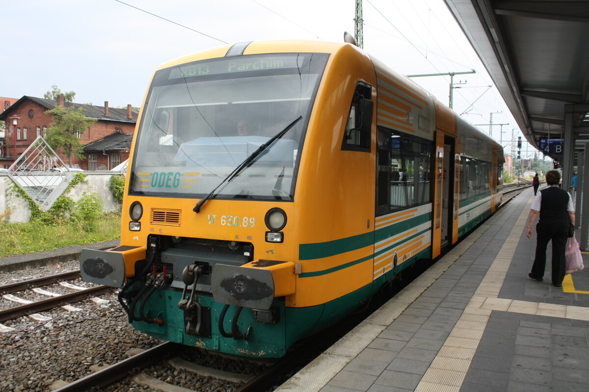 VT 650.89 als RB13 mit ziel Parchim im Bahnhof Schwerin Hbf am 25.7.21