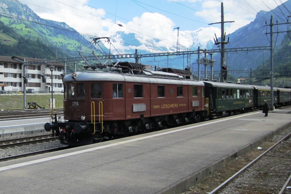 Während der Bahnhofsfest  100 Jahre BLS 1913-2013  steht BLS 205 in Frutigen am 30 Juni 2013.