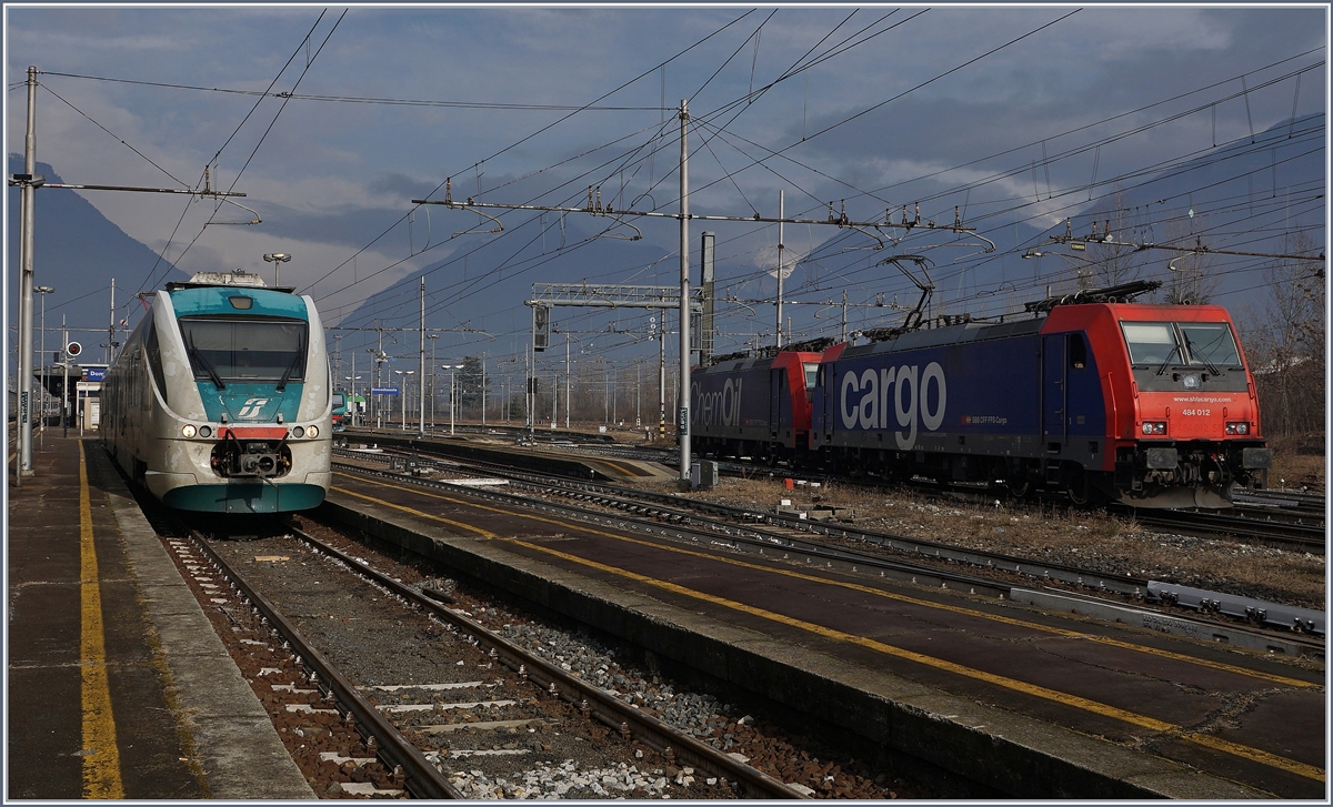 Während in Domodossola ein FS Ale 501  Minuetto  auf die Abfahrt nach Novara wartet, rangieren zwei SBB Re 484 um die RoLa mit demselben Ziel zu übernehmen.
31. Jan. 2017