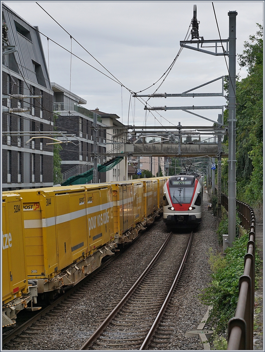 Während ein Postzug in Richtung Lausanne fährt und das Bild mit gelber Farbe schmückt, erreicht ein Flirt auf der Fahrt nach Villeneuve Montreux. 

15. Juni 2020