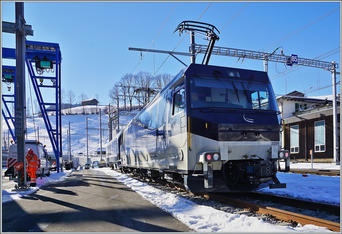 Während hinter meinem Rücken ein  Umspurwagen  abgeladen wird, steht die MOB Ge 4/4 8004 mit dem ABst 382 äusserst ungünstig im Licht im Bahnhof von Zweisimmen.

25. Jan. 2022