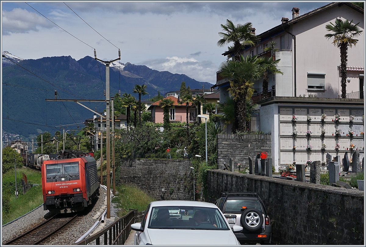 Während sich die SBB Re 474 014 mit einem Güterzug bei San Nazzaro dem Lago Maggiore entlang schlängelt, war ich auf der vergeblichen Suche nach einer guten Fotostelle.

20. Mai 2017