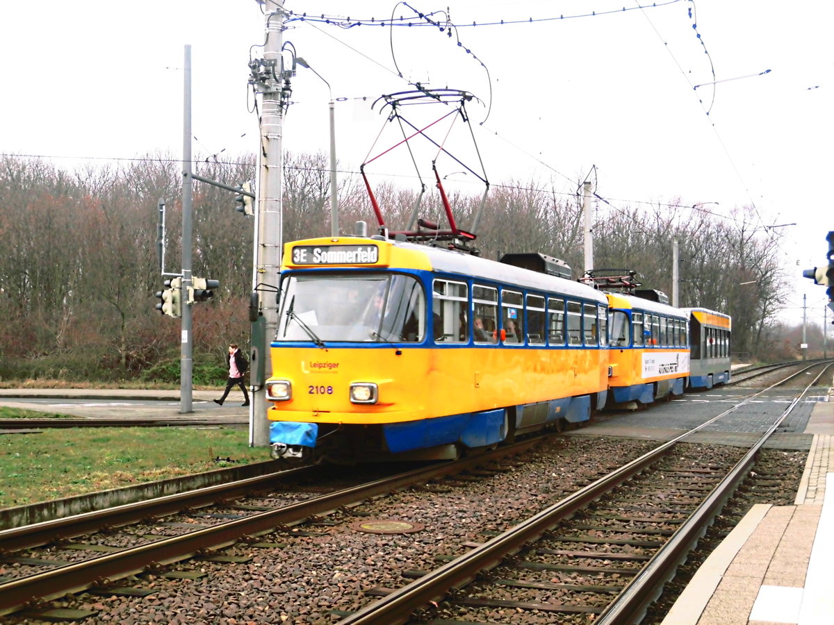Wagen 2108 der LVB verlässt die Haltestelle Leipzig, Paunsdorf Nord in Richtung Sommerfeld am 27.1.18