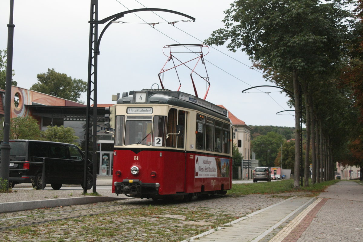 Wagen 51 der Naumburger Straenbahn verlsst die Haltestelle Curt-Becker-Platz (ehemals Theaterplatz) in Richtung Salztor am 29.8.20