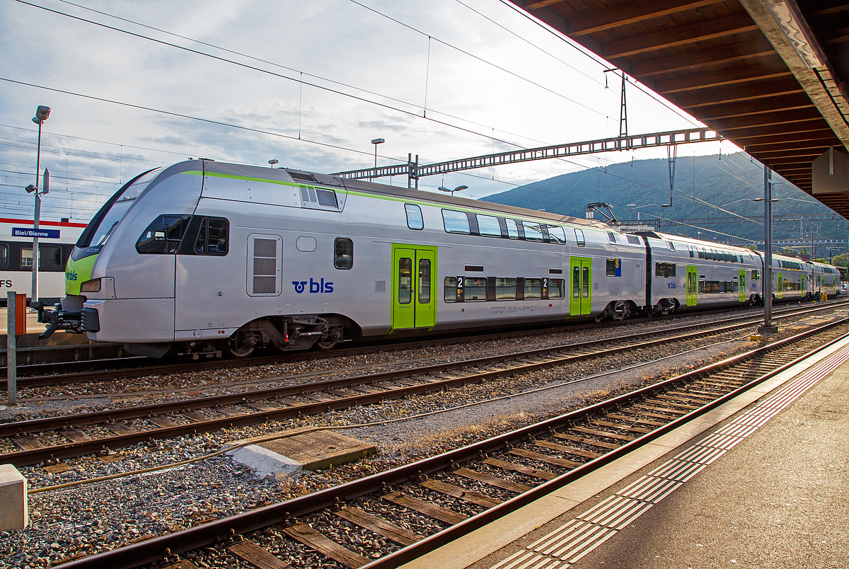 Was bei der SBB Stadler DOSTO bzw. KISS (RABe 511) ist, hei�t bei der BLS MUTZ (Moderner, Universeller TriebZug) und wird als RABe 515 gef�hrt.
Hier steht der BLS MUTZ 011, bzw. BLS RABe 515 011 (UIC 94 85 7515 011 CH-BLS ff.) am 21.05.2018 im Bahnhof Biel/Bienne.

Die BLS t�tigte die gr��te Rollmaterialinvestition in Ihrer Geschichte. Sie beschafft bis Ende 2014 insgesamt 28 vierteilige Doppelstocktriebz�ge f�r die  Weiterentwicklung der S-Bahn Bern. Von Stadler werden die vierteiligen elektrischen Doppelstocktriebz�ge als KISS („k“omfortabler „i“nnovativer „s“purtstarker „S“-Bahn-Zug) bezeichnet, bei der BLS lautet der Typenname MUTZ („M“oderner, „U“niverseller „T“rieb„Z“ug), in Anlehnung an das Berner Dialektwort f�r „B�r“. Sie kommen zuerst auf der S1 zum Einsatz, sp�ter auch auf der S6 und auf der S3/S31. Gefertigt wurden die Triebz�ge von Stadler Rail im Werk Altenrhein (Schweiz).

Mit den neuen Z�gen tr�gt die BLS der wachsenden Nachfrage Rechnung und bietet ihren Fahrg�sten mehr Platz und Komfort. Sie vereinheitlicht gleichzeitig langfristig die Flotte zu Gunsten eines wirtschaftlicheren Betriebs. Die  neuen Z�ge bieten mit ihren 335 Sitzpl�tzen und 566 Stehpl�tzen (wobei mit die Angabe zu hoch scheint) mehr Platz im Hinblick auf das k�nftige Nachfragewachstum, wenn dann mal das Coronavirus nicht mehr ein so gro�es Thema ist. Die neuen KISS haben dank Fl�chenheizung (Boden- und Seitenwandheizung) eine gro�z�gige Sitzanordnung und verf�gen mit Multifunktionsabteilen �ber ausreichend Raum f�r Kinderwagen und Fahrr�der.

Im Dezember 2015 bestellte die BLS drei weitere Triebz�ge die seit Ende 2017 als Verst�rkung auf den Linien S1 und S3/S31 im Einsatz sind. Im Juli 2018 hat die BLS acht weitere Z�ge bestellt, nebst drei vierteiligen erstmals auch sechsteilige Triebz�ge. Sie sind f�r die neuen IR-Linien Bern – Biel (ab 2019) und Bern – Burgdorf – Olten bestimmt, welche die BLS ab Dezember 2020 betreiben wird.

TECHNISCHE DATEN (BLS RABe 515 vierteilig):
Anzahl: 36
Hersteller: Stadler Rail Altenrhein
Spurweite: 1.435mm (Normalspur)
Achsformel: Bo’Bo’+2’2’+2’2’+Bo’Bo’
L�nge �ber Kupplung: 102.240 mm
Fahrzeugbreite: 2.800 mm
Fahrzeugh�he: 4.595 mm
Leergewicht: 216 t
Achsabstand im Drehgestell: 2.500mm
Raddurchmesser: 920 mm (neu)
H�chstgeschwindigkeit: 160 km/h
Dauerleistung am Rad: 4.000 kW
Max. Leistung am Rad: 6.000 kW
Anzahl der Fahrmotoren: 8 (je 500 kW)
Anfahrzugkraft: 400 kN (bis 54 km/h)
Beschleunigung: 1,3 m/s�
Stromsystem: 15kV 16,7 Hz 
Fu�bodenh�he Niederflur am Einstieg:  570 mm    
Fu�bodenh�he im Unterdeck: 440 mm     
Fu�bodenh�he im Oberdeck: 2.515 mm
Einstiegbreite: 1.400 mm
Platzangebot:
Sitzpl�tze: 61 in der 1.Klasse und 274 in der 2. Klasse (keine Klappsize)
Rollstuhlpl�tze: 1 in der 1.Klasse und 2 in der 2. Klasse
Velo- bzw. Fahrradpl�tze: 6
Stehpl�tze: 110 bei 3 Pers./m� (ohne Zirkulationsfl�che) Angabe BLS. Von Stadler und bei anderen Quellen werden 566 bei 4 Pers/m� angegeben, aber wenn ich mir die Typenskizze der MUTZ anschaue halte ich diese Angabe f�r sehr �berzogen.
Toiletten: 2 (eine davon rollstuhlg�ngig)
