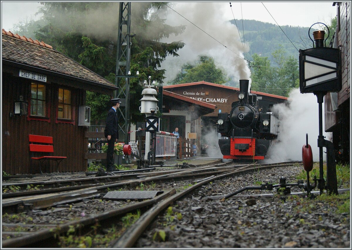 Was wäre eine Dampflok ohne richtig viel Dampf? In Chaulin verwöhnte mich die dort angekommene und zum Rangieren eingesetzte SEG G 2x 2/2 105 der Blonay Chamby Bahn mit herrlichen Szenen. 

9. Juni 2024