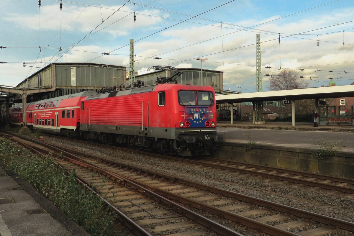 WFL 114 006 schiebt am 14 Februari 2022 drr 1. von drei Ersatzzge in Duisburg Hbf ein. Dieses gastspiel von WFL dauert nr noch bis den 18.Februari 2022.