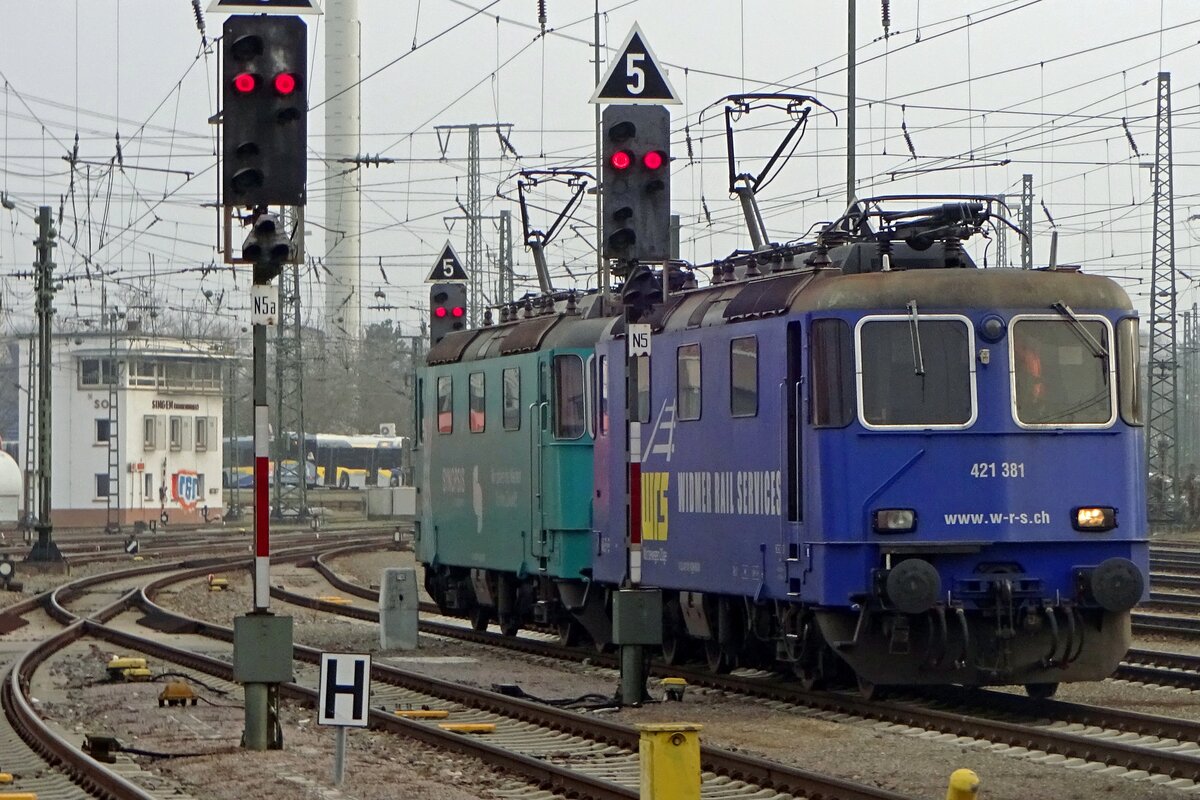 Widmer Rail Services 421 381 steht am 3 Jänner 2020 in Singen (Hohentwiel).