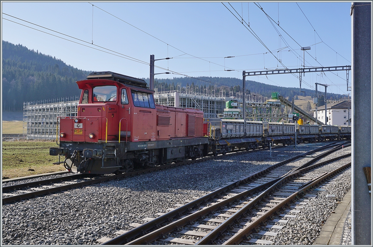 Wie eingangs der Serie erwähnt, zeigt sich die Fahrzeugvielfalt an diesem Tag in Le Brassus sehr üppig: neben den bereits gezeigten Travys Domino und der Re 6/6 in der Bahnhofshalle, rangiert noch eine Bm 4/4 die Fans-u Wagen: die Bm 4/4 18430 bzw. Bm 840 430-3 (98 85 5840 430-3 CH SAJET) mit dem Namen Anja 42. 

24. März 2022