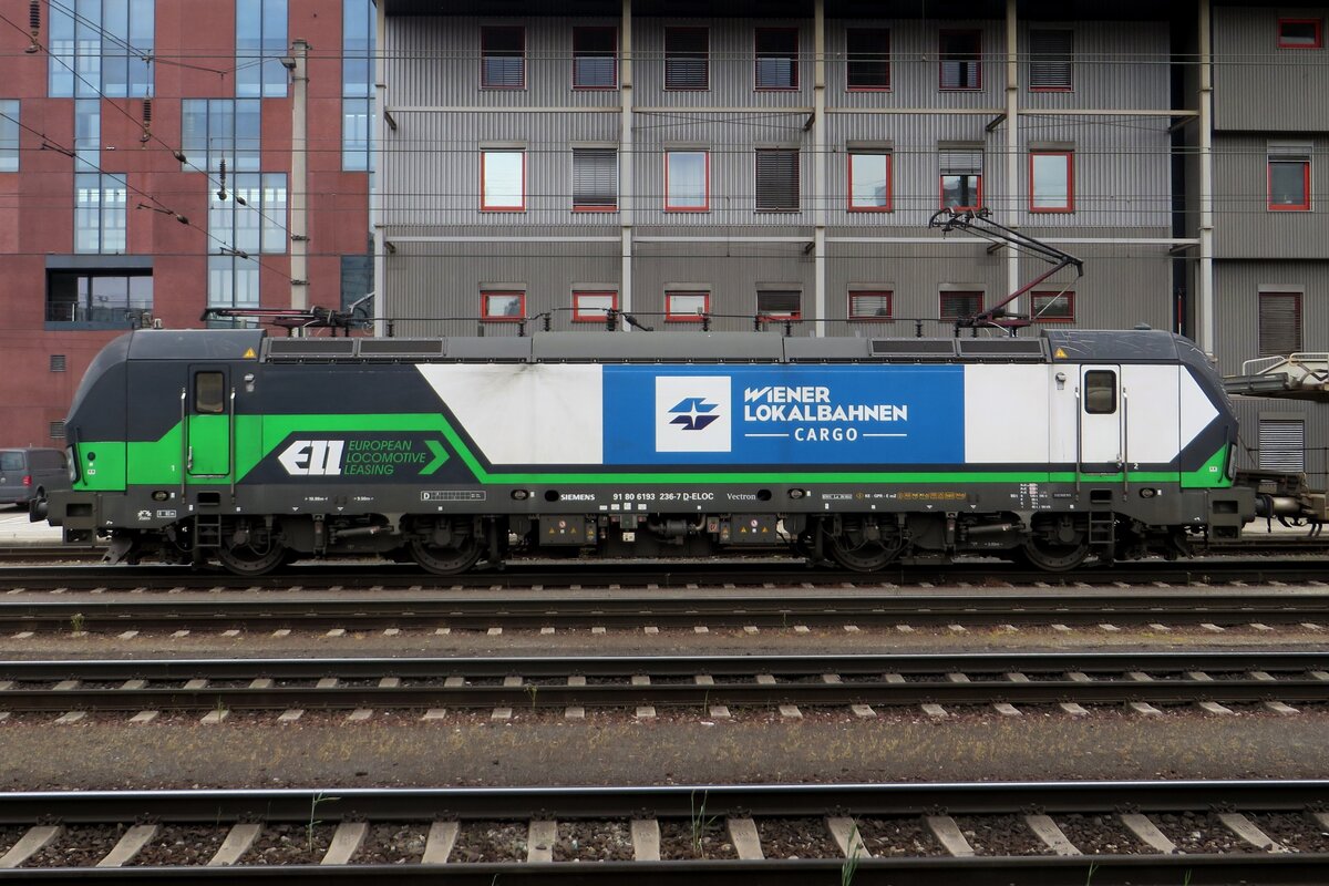 WLC 193 236 zieht ein leeren BLG-Autozug durch Linz Hbf am 20 Mai 2023.