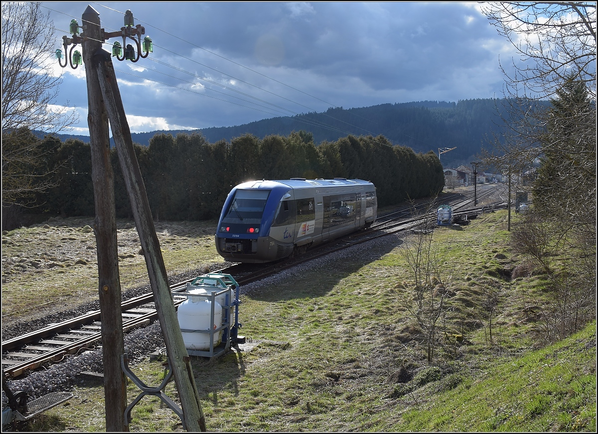 X 73754 bei der Einfahrt nach Morteau. Interessant ist die beheizte aber handbediente Weiche, die ich im Eifer des Gefechts nicht ausreichend gewürdigt habe. April 2018.