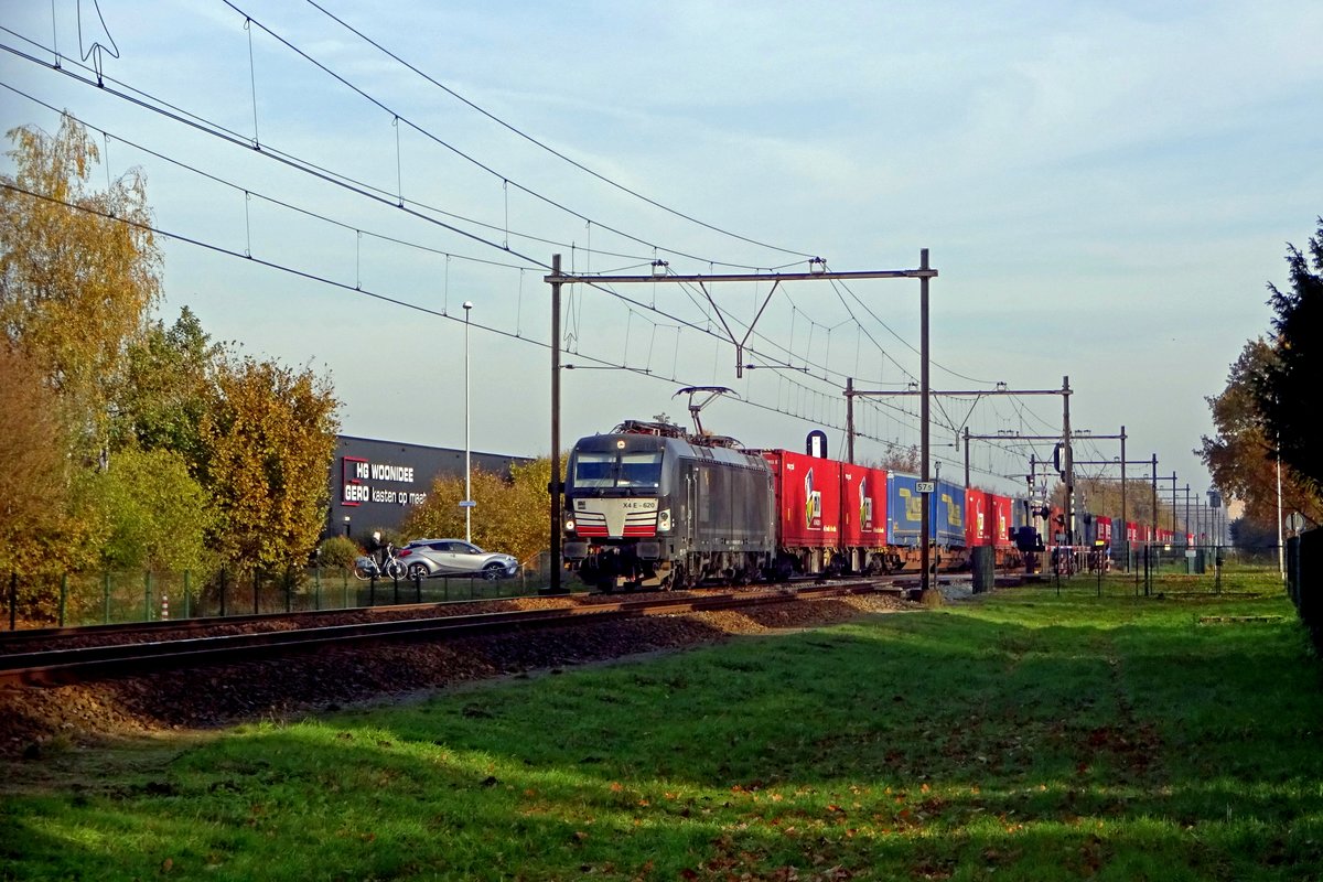  X4E-620 durchfahrt mit der Rzepin-Shuttle KLV Wijchen am 24 November 2019.