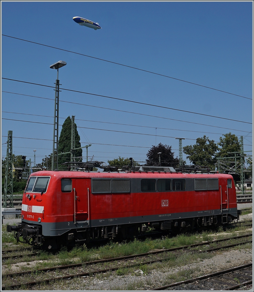 Zeppeline am Himmel von Lindau sind ja alltäglich, aber eine DB 111 auf den Abstellgleisen des Bahnhofs Lindau Insel war mich dann doch ein Bild wert. Leider nur abgebügelt wartet die DB 9180 6 111 177-2 D-DB auf ihren nächsten Einsatz.

14. August 2021