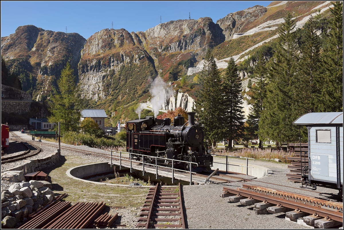 Zufällig vorbeigekommen an der FO Nr. 4. Die muss man in ihrem natürlichen Habitat natürlich gleich ablichten. Gletsch, Oktober 2018.