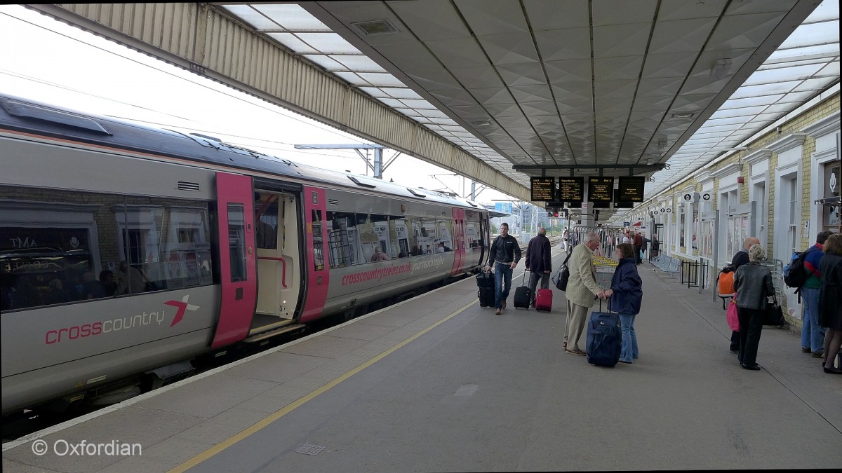Zug von Cross Country auf dem Bahnhof Cambridge, England im Mai 2014.