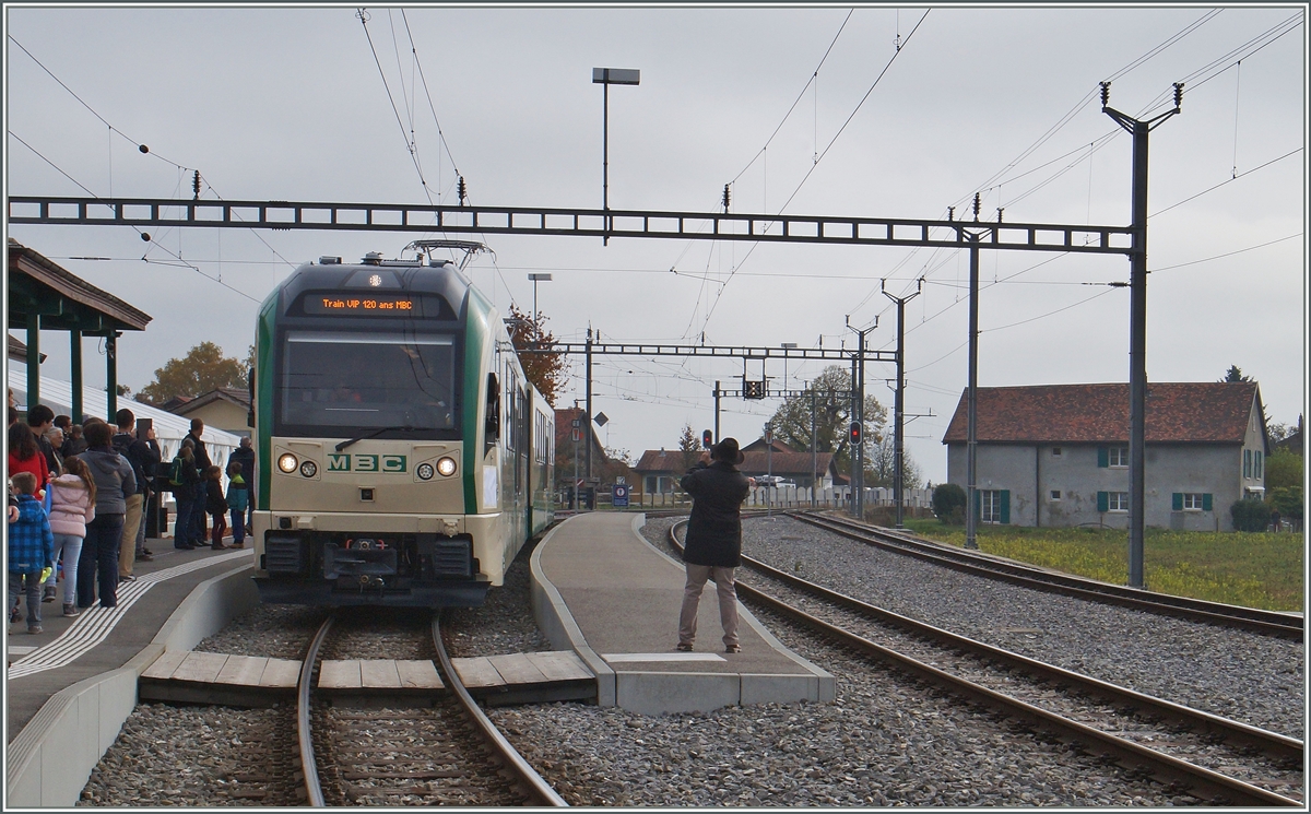 Zur Feier  120 BAM MBC  wurde der Neuen Be 4/4 31 + Be 4/4 32 vorgestellt, hier bei der Ankunft in Apples. 
24. Okt. 2015