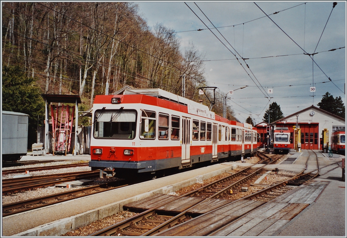 Zwanzig Jahre später sind die drei BDe 4/4 1-3 nicht mehr Einsatz, und die BDe 4/4 11 - 14 (1986) haben den Verkehr übernommen. Im Bild im Hintergrund der BDe 4/4 N° 12 und im Vordergrund der in Waldenburg ankommende BDe 4/4 N° 11 mit Bt. 

Analogbild vom 24. April 2001