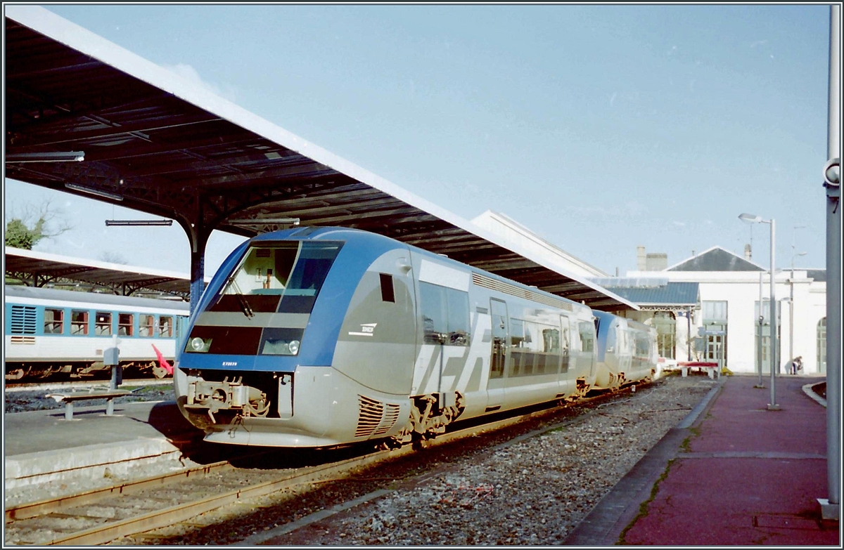 Zwei Dieseltriebzüge der Baureihe X 76500 warten in Dieppe auf ihre Abfahrt. 

14. Feb. 2002