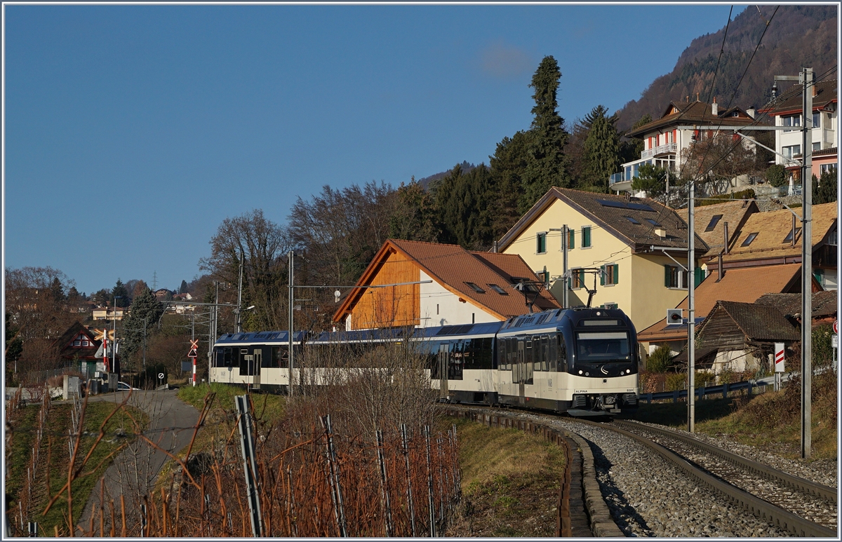 Zwei neue Alpina MOB ABe 4/4 und Be 4/4 mit zwei Zwischenwagen als Regionalzug bei Planchamp.
27.12.2016