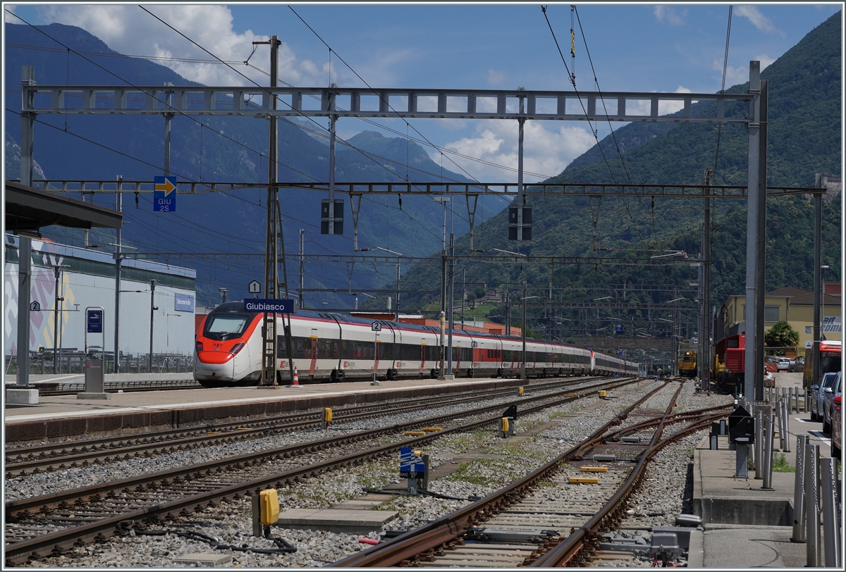 Zwei SBB RABe 501  Giruno  sind in Giubiasco auf dem Weg in Richtung Norden. 

23. Juni 2021