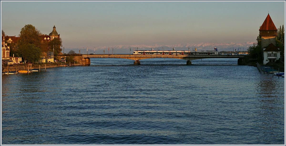Zwei SBB RABe 521 sind als  Seehas  auf der Rheinbrücke in Konstanz unterwegs im Hintergrund die Alpen im Abendlicht.

21. April 2017