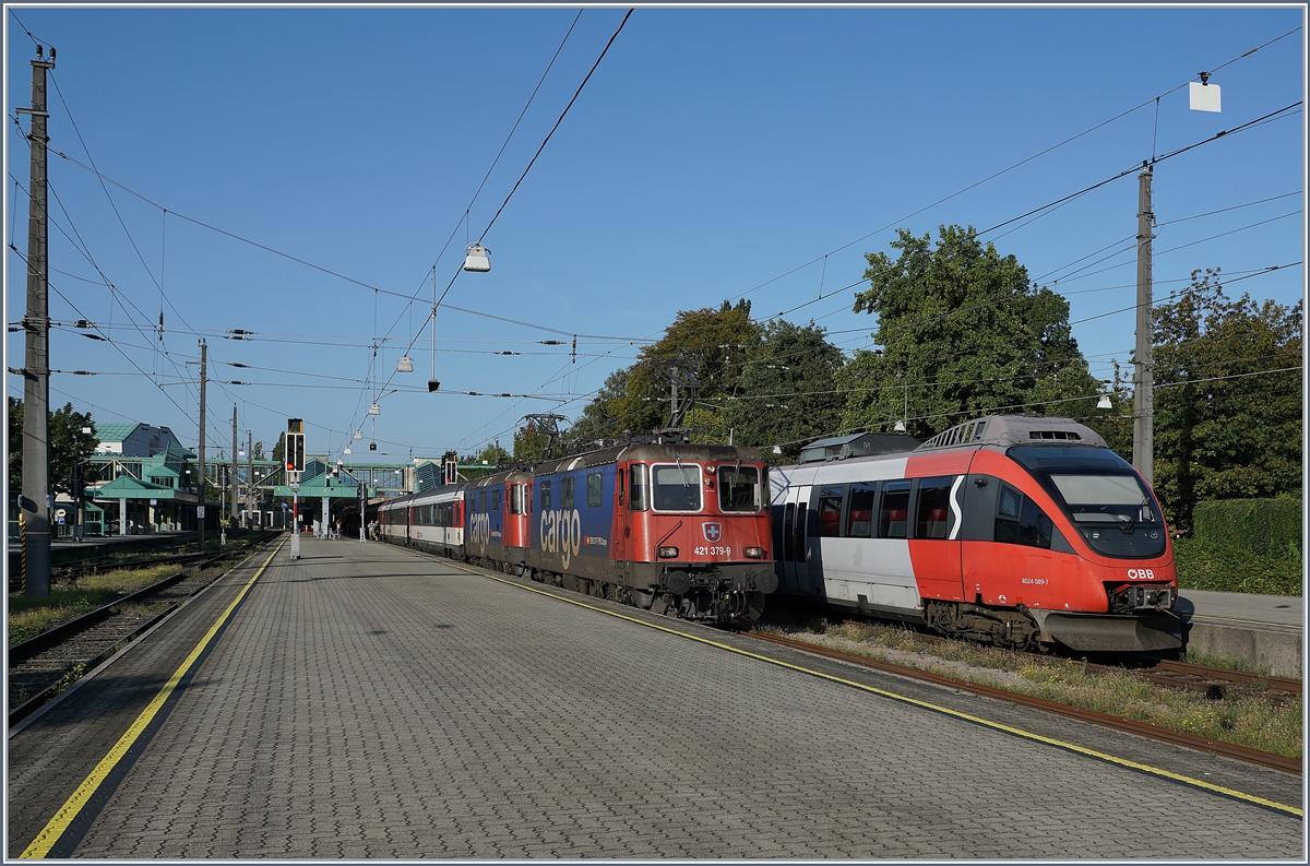 Zwei SBB Re 421 mit einem EC von Zürich nach München beim Halt in Bregenz.

16. Sept. 2019