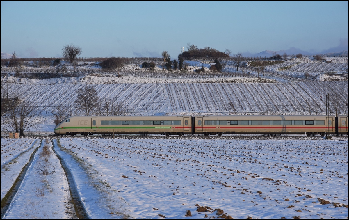 Zwischen Belchensystem und Blauendreieck. 

Ein ICE 2 verirrt sich selten in den Süden. Daher ein paar mehr Bilder des kurzen ICE auf der badischen Hauptbahn. 402 039 Essen nordwärts bei Buggingen. Februar 2021.