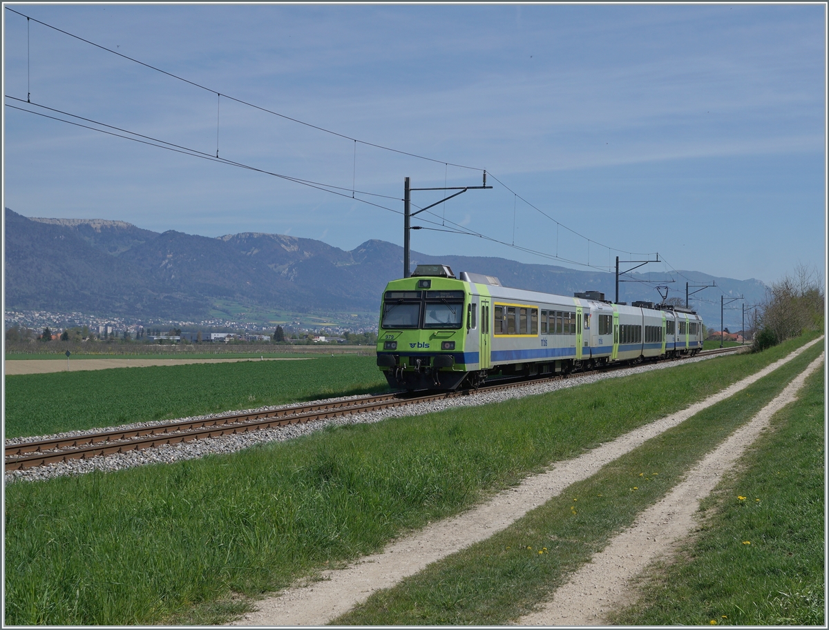 Zwischen Dotzigen und Büren ist ein BLS Regionalzug auf dem Weg nach Büren. Im Hintergrund Grenchen mit dem Jura und der Wandfluh. 

19. April 2022

