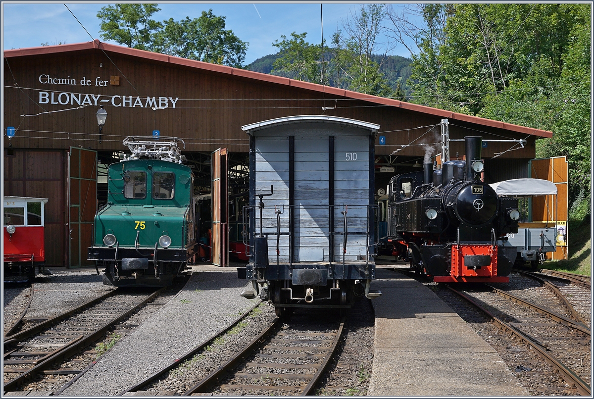 Zwischen der +GF+ Ge 4/4 75 und der g 2x 2/2 105 steht heute nur ein Güterwagen. In ihrer Einsatzzeit waren die Lok gut 90 Km von einander entfernt, und interessanterweise, ist die E-Lok mit Baujahr 1913 älter als die Dampflok, die 1918 gebaut wurde.

25. Juli 2020