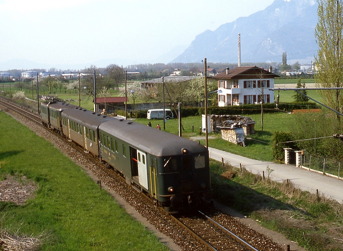 Zwischen St. Gingolph und St. Maurice ist ein Be 4/6 bei Collombey im Mai 1980 unterwegs