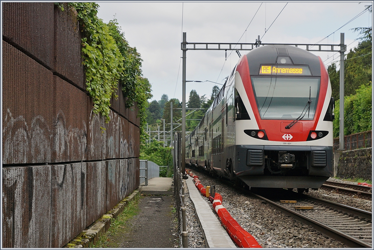 Zwischen Stützmauer und Lärmschutzwand verläuft hier die Strecken zwischen Montreux und Clarens, im Bild der SBB RABe 511 021 auf dem Weg nach Geneve. 6. Mai 2020
