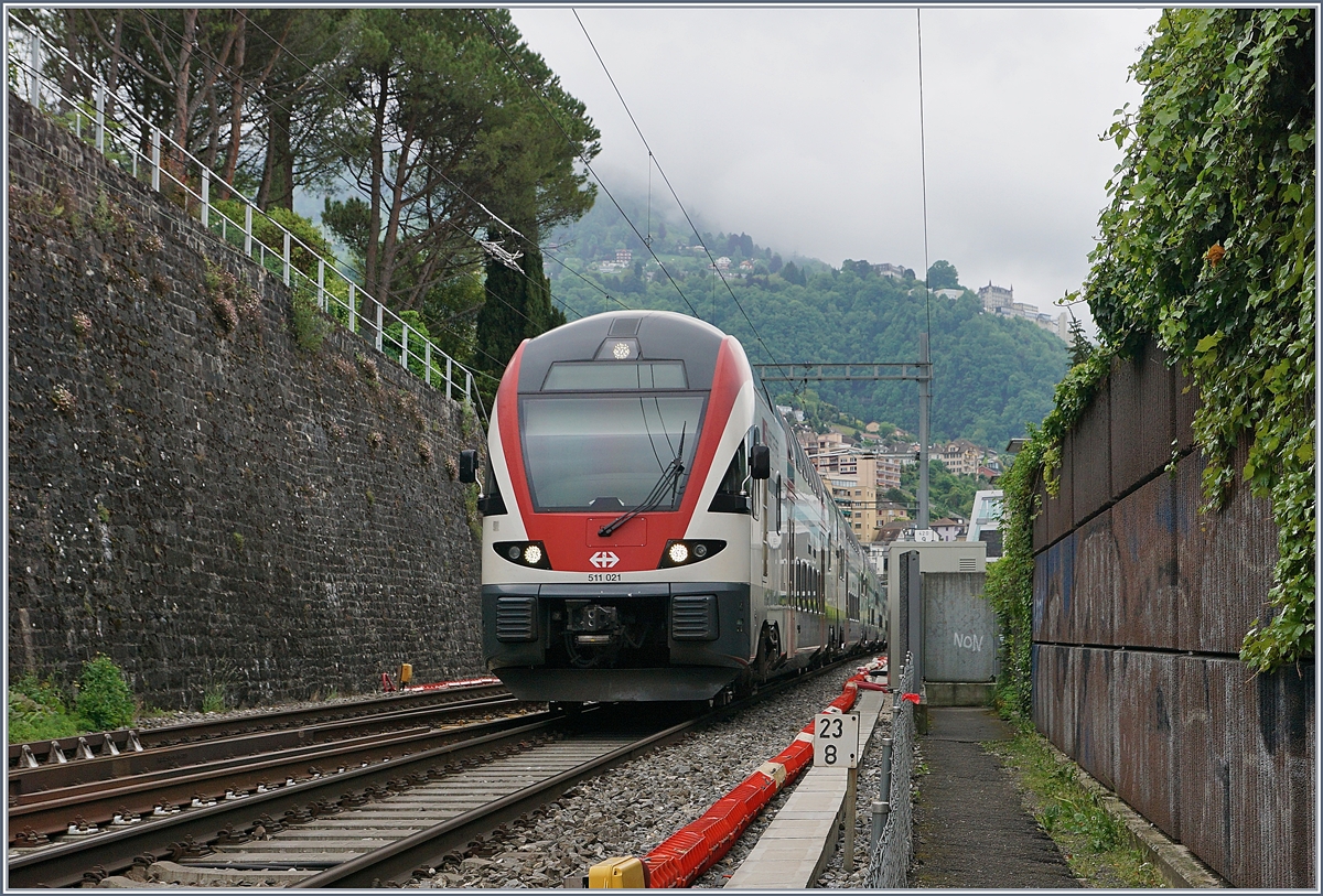 Zwischen Stützmauer und Lärmschutzwand verläuft hier die Strecken zwischen Montreux und Clarens, im Bild der SBB RABe 511 021 auf dem Weg nach Geneve.

6. Mai 2020