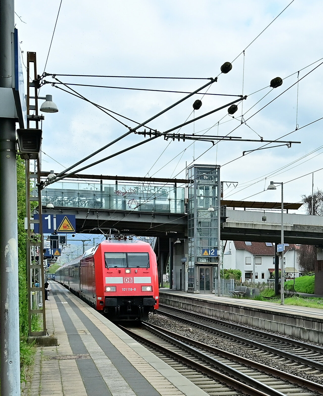 101 118 mit einem EC in Heidelberg Pfaffengrund/Wieblingen gen Mannheim fahrend. 18.4.2023