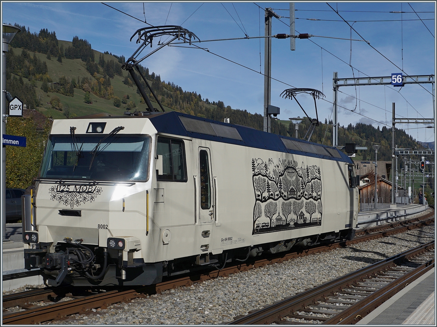 125 Jahr MOB - und daf�r erhielt die MOB Ge 4/4 8002 eine entsprechende Lackierung (bzw. Beklebung) die mir zwar gef�llt aber die Frage aufwirft, ob eine moderne Bahn nicht ein etwas innovativeres Werbekleid verdient h�tte.
Die Ge 4/4 8002 ist mit ihrem GPX Montreux - Interlaken in Zweisimmen eingetroffen und rangiert nun auf ein Wartegleis, da de Zug f�r die Weiterfahrt durch eine BLS Re 465 �bernommen wird. 

17. September 2026
