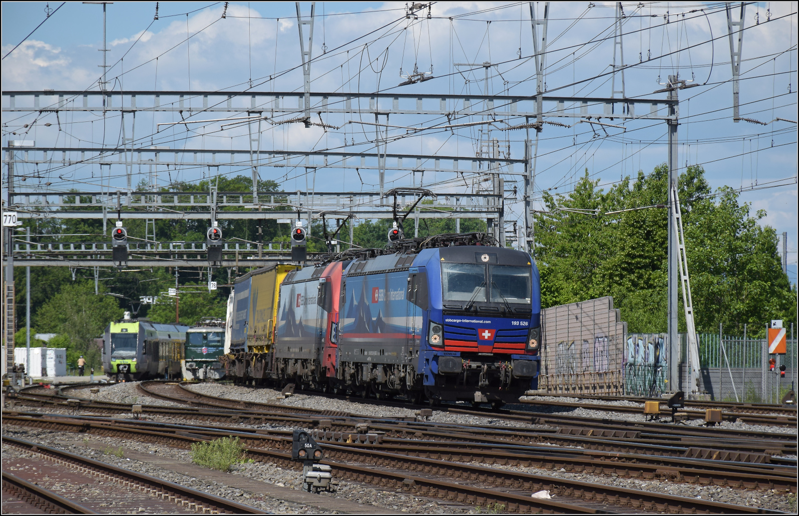150 Jahre Emmentalbahn.

Während nebenan 193 526 'Maas' und 193 475 'Domodossola' der SBB Cargo international einen Güterzug Richtung Basel befördern, kündigte sich mit Pfeifen wahrlich Historisches von der in Burgdorf abzweigenden Strecke an. Mai 2025.