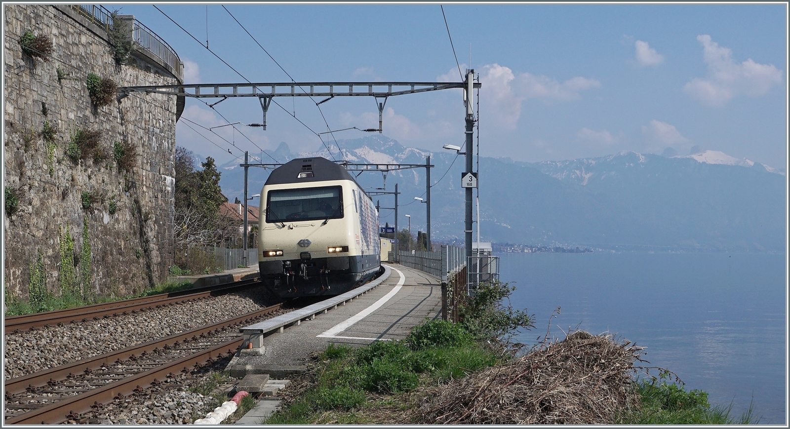 175 Jahre Schweizer Bahnen, und zum Jubiläum wurde neben einer Re 4/4 II auch diese SBB Re 460 019 mit einer Jubiläumsfolie beklebt. Die SBB Re 460 019 mit dem IR 90 1720 bei St-Saphorin.

25. März 2022 