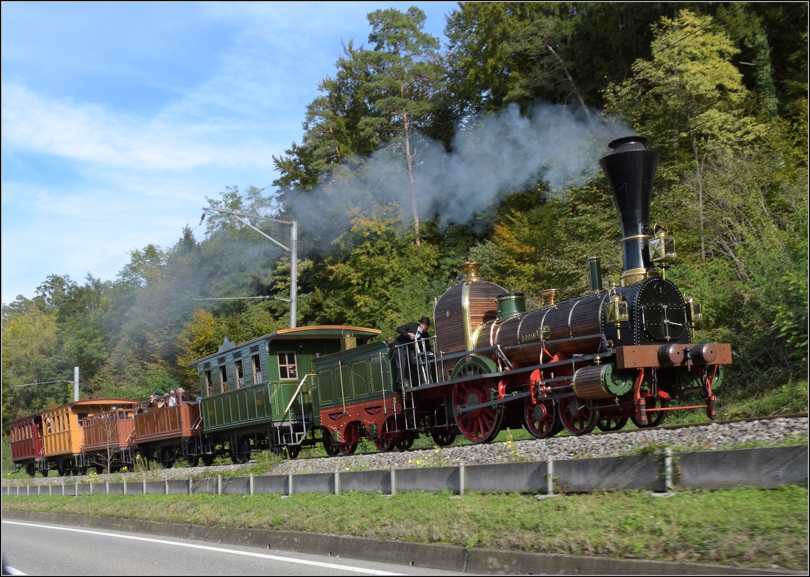 175 Jahre Spanisch-Brötli-Bahn.

Entlang der N13 bei Rheinsulz. Oktober 2022.