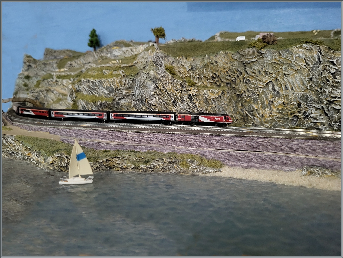 2. DEZEMBER TAG DER MODELLEISENBAHN: und da gehört natürlich die aller kleinste Modelleisenbahn auch dazu: ein T Gauge HST  125 Class 43 ist auf meiner 1:450 T Gauge Anlage unterwegs.  

2. Dez. 2024