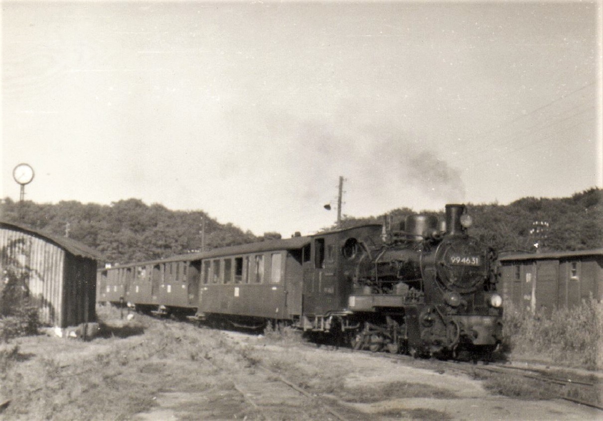 99 4631 mit den P844 von Altenkirchen - Wittower Fähre kommend bei der Einfahrt in den Endbahnhof Bergen Rügen Ost am 31.7.1968