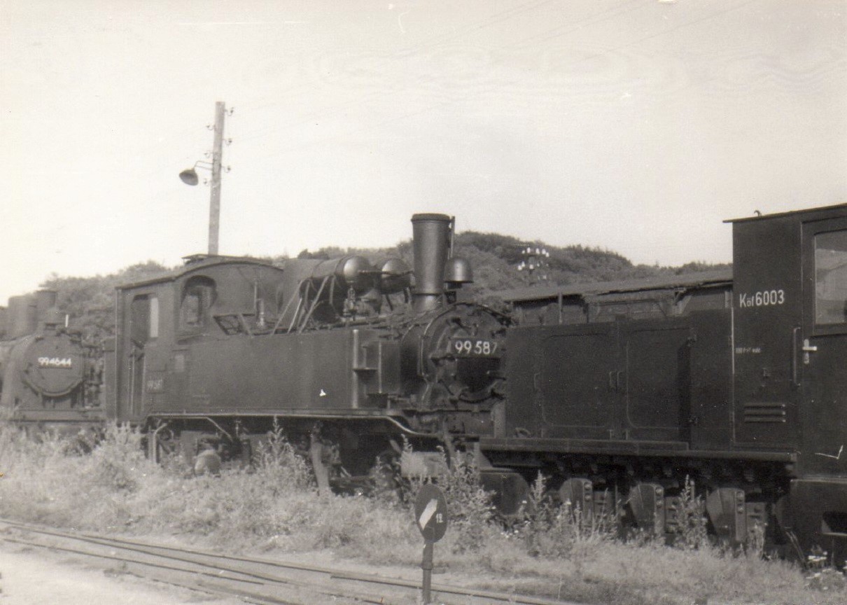 99 587 und Köf6003 abgestellt im Bahnhof Bergen Rügen Ost am 31.7.1968