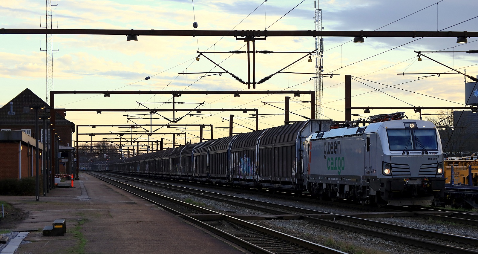 AKIEM/GreenCargo 193 869-5, REV/MMAL/31.01.24 mit  Volvo-Zug  Einfahrt Padborg.st am 30.11.2024