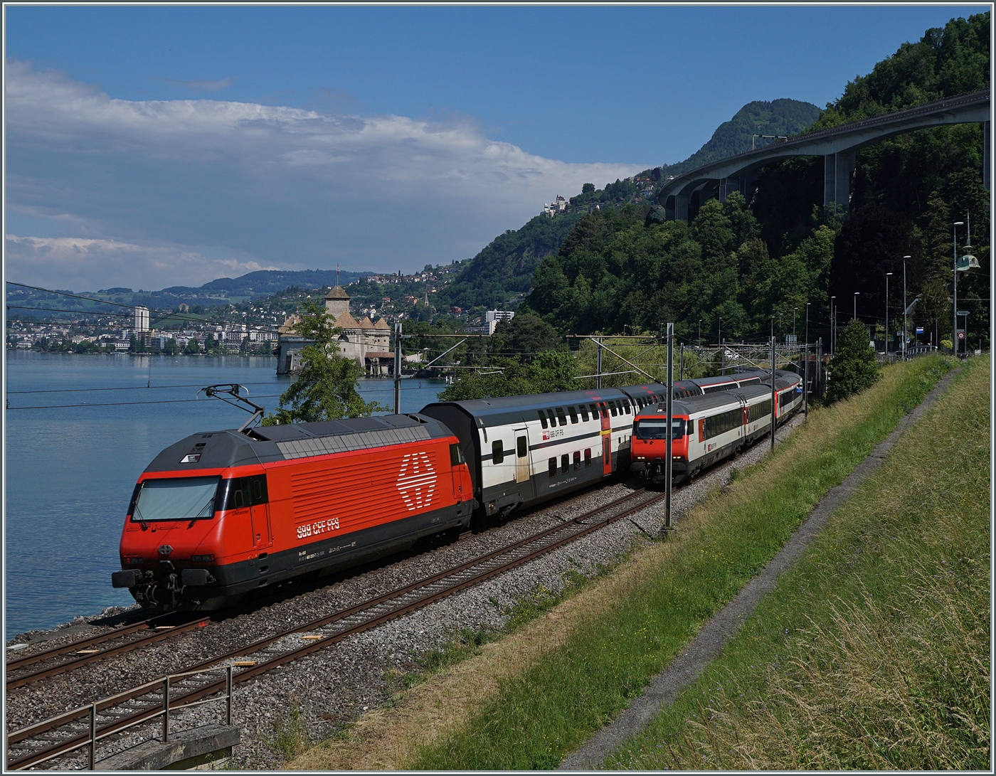 Als ich bei Villeneuve den IR90 von Brig nach Genève Aéroport fotografieren wollte, kam gerade der Gegenzug, diesen konnte ich auf diesem Bild nur mit dem Fahrleitungs-Masten vor dem Steuerwagen ablichten. 

5. Juni 2024