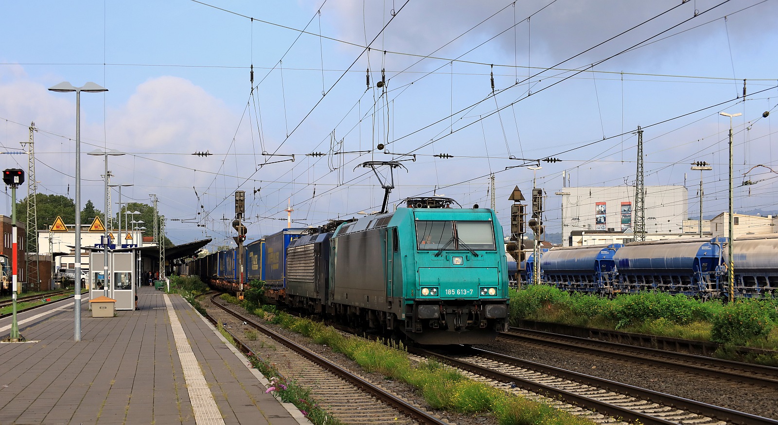 ATLU 185 613-7 + ES 64 F4-285 ebenfalls mit einem LKW WAlter KLV aufgenommen in Neuwied am 13.09.2023