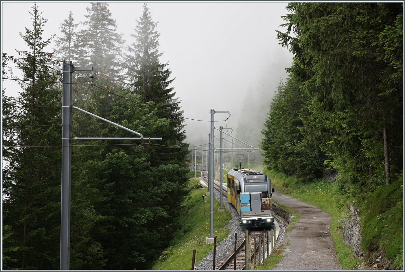 Auch der neue BLM Be 4/6 102  Mönch  verkehrt mit einem Vorstellewagen, hier kurz nach Mürren. 

23. Juli 2024