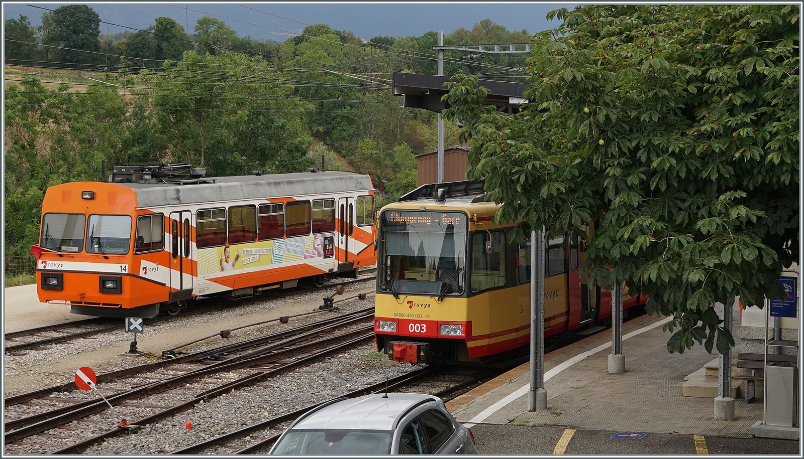 Bahnhof Orbe mit dem defekten Stadler Be 2/2 N° 14 (links im Bild) und dem dafür erworbenen Be 4/8 003 als Regionalzug nach Chavornay.

15. August 2022